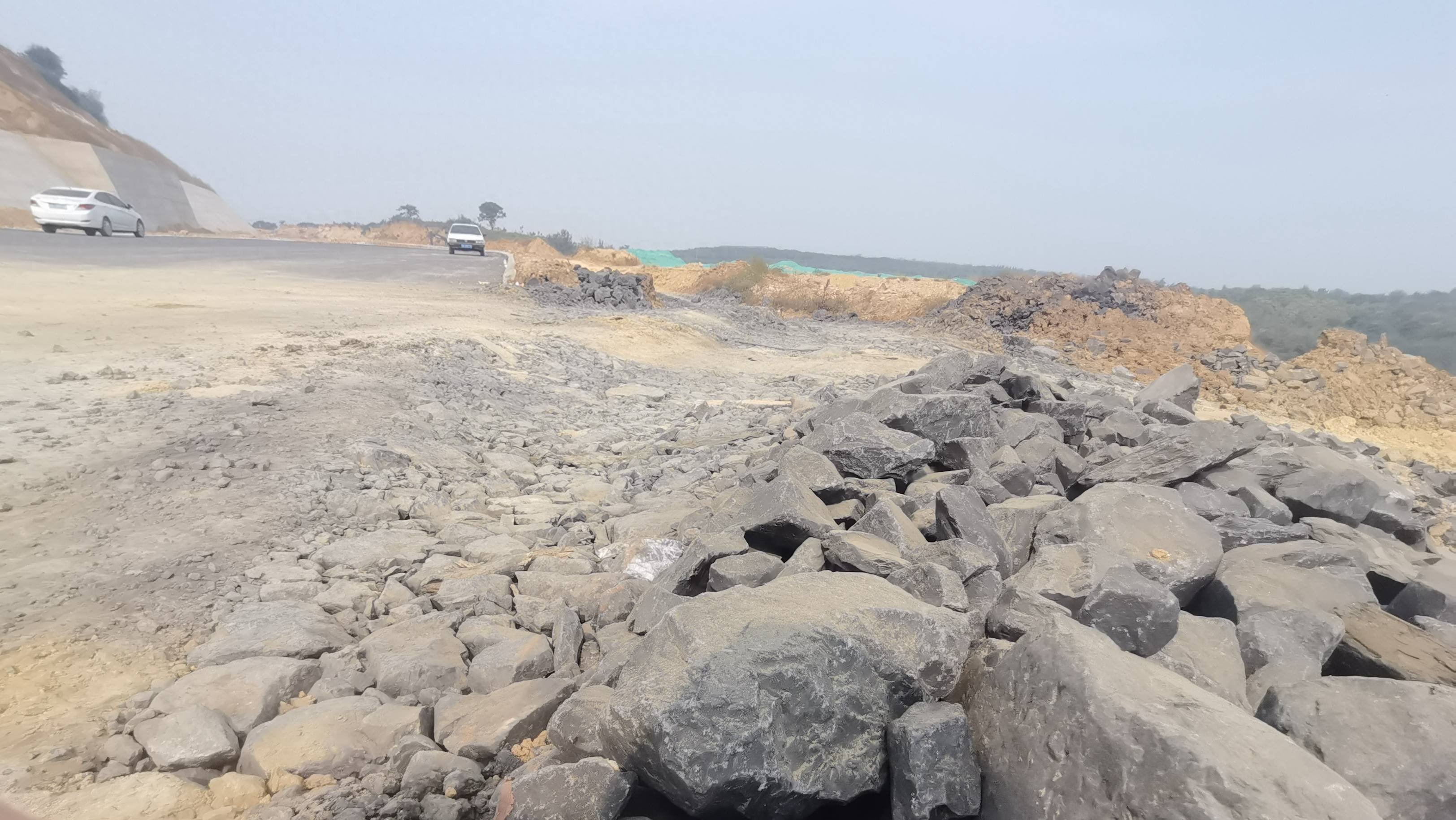 317省道新密境绿化带被矿渣包围，谁在给新建省道抹黑？