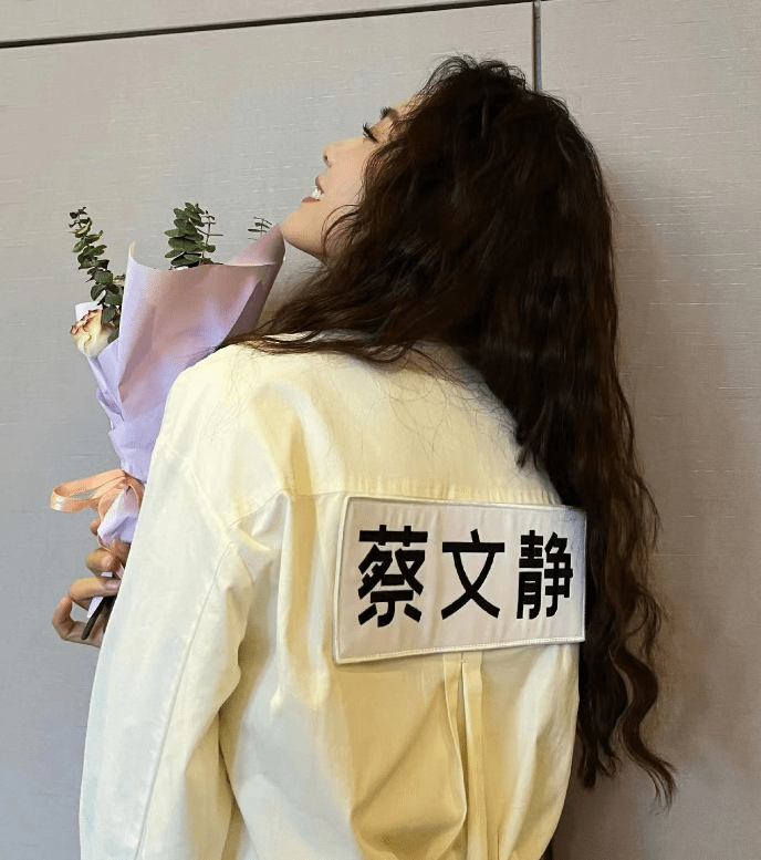 而且在视频平台上,也可以看到节目简介中并没有angelababy杨颖的名字