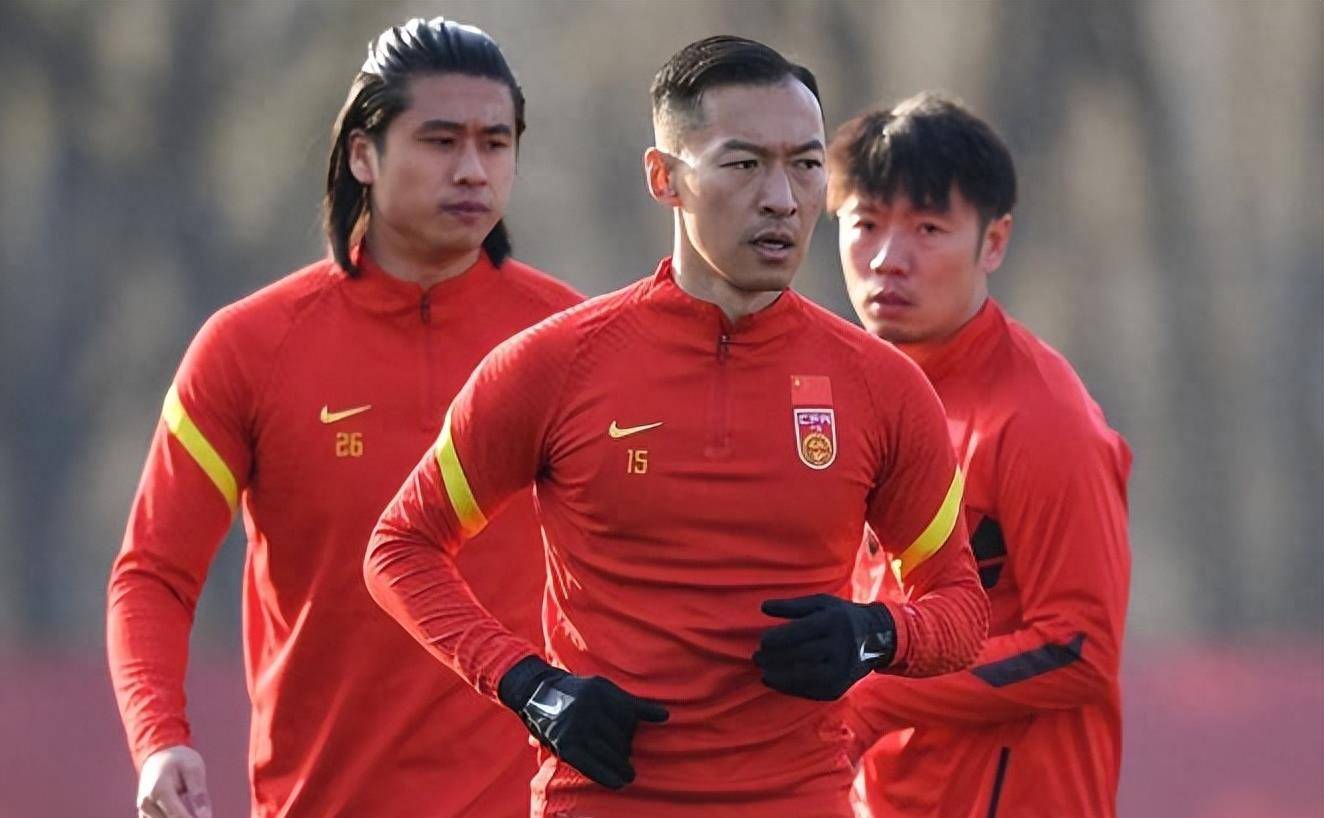 国足将伤磕乌兹别克斯坦,右后卫位置迎来新面孔,曾在比甲踢主力