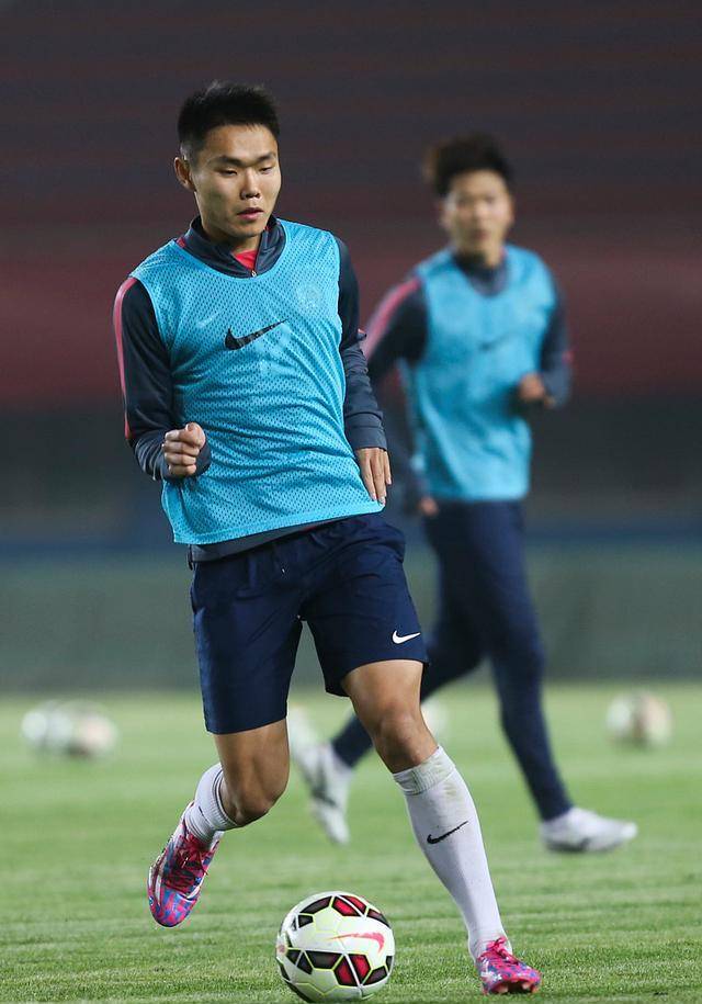 原创国足迎战乌兹别克斯坦右后卫位置将出现新面孔曾在比甲踢主力