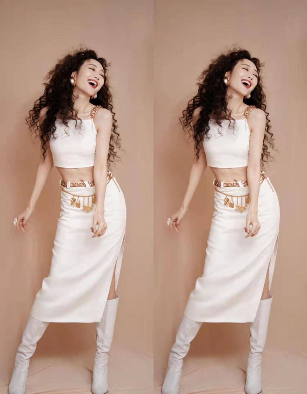 王鸥的身材真让人羡慕,穿着露脐背心秀小蛮腰,顶着爆炸头也很美_白色