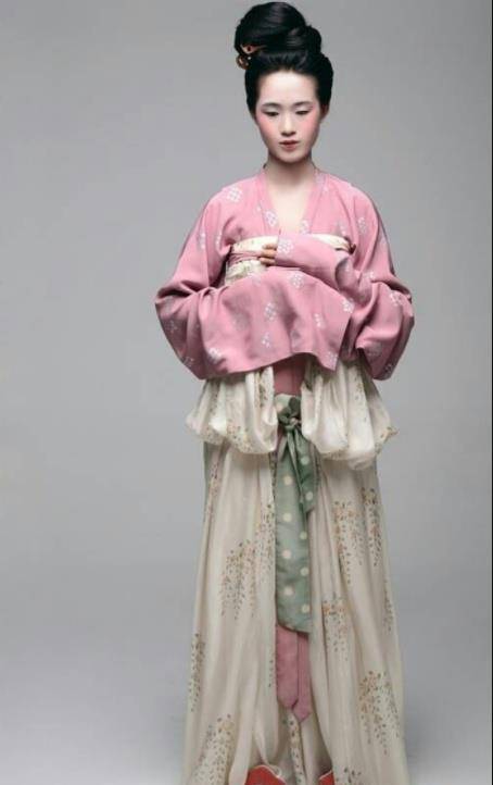 古代也有不少著名的裙子,有石榴裙,凤尾裙,月华裙,弹墨裙等,各个朝代