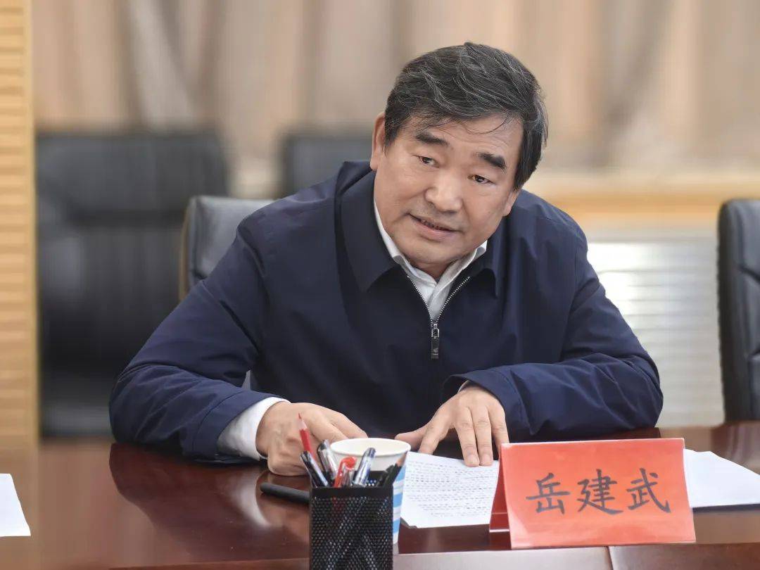 座谈交流前,在王月成董事长的带领下,岳建武会长一行参观了甘肃国际