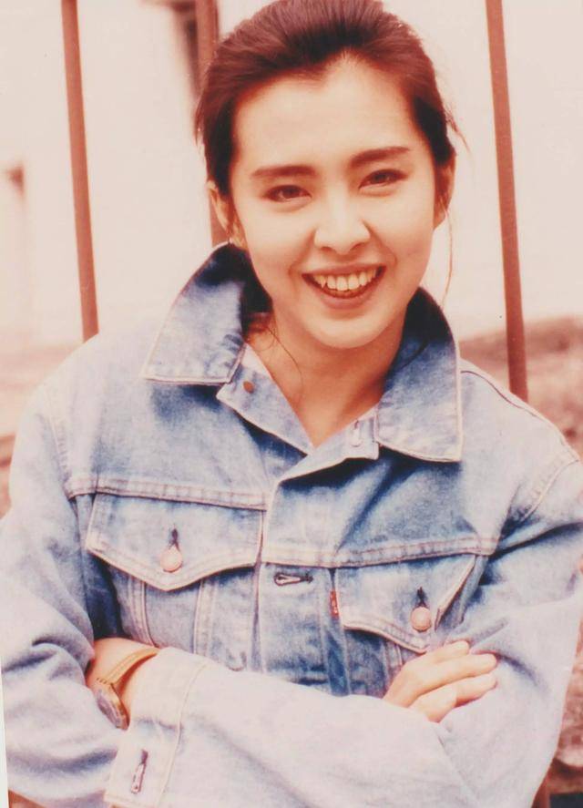 1993年,王祖贤寻根祭祖后,在安徽老家舒城县石岗镇捐资10万元港币修建
