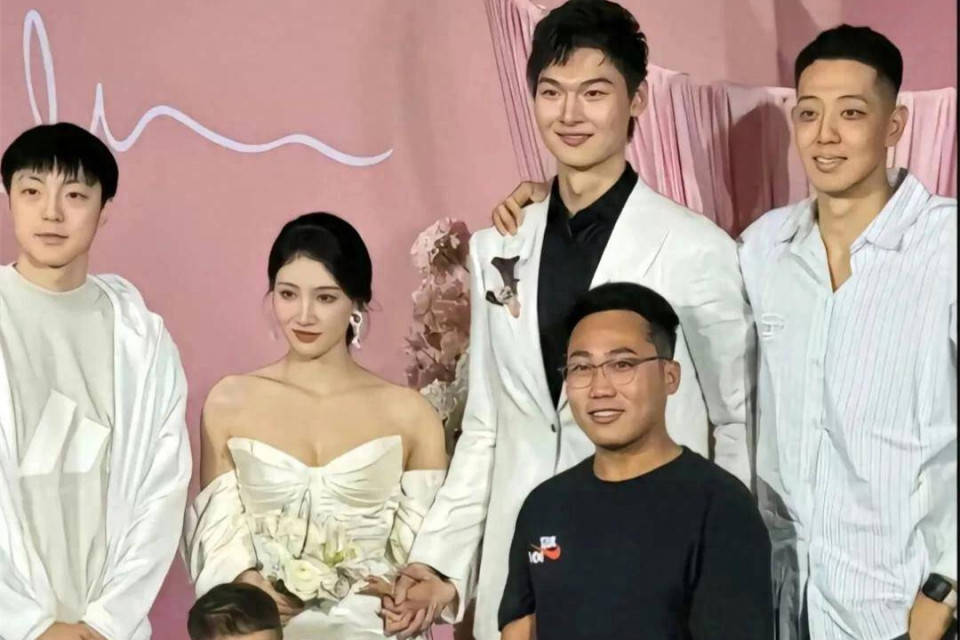 中国男篮王哲林现状,高调迎娶白富美,周琦郭艾伦礼金抢镜成亮点_球星