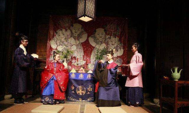 主要是列举了男女及双方的服亲,田产,官职,聘财等信息,采用男左女右的