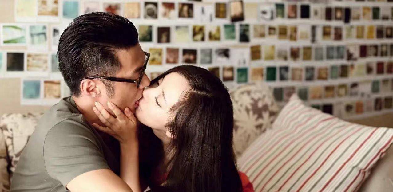 余文乐和杨幂在《春娇与志明》中的吻戏,由于两人的专注表演,引发了
