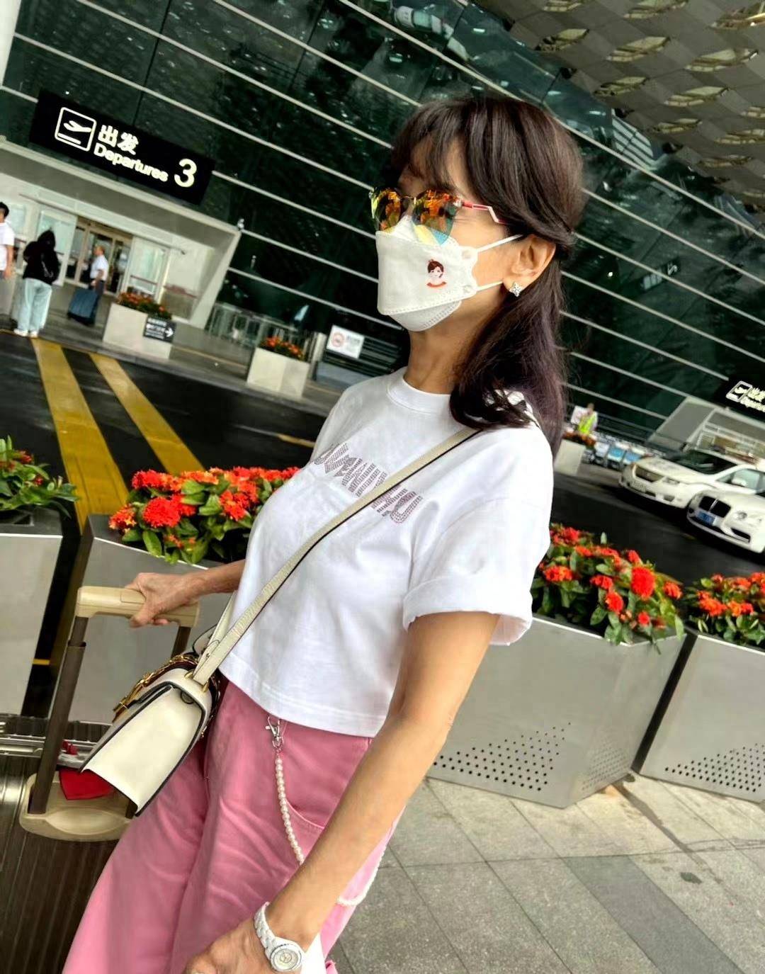 赵雅芝现身机场身穿白色短袖t恤搭配粉色宽松裤,休闲舒适又简约!