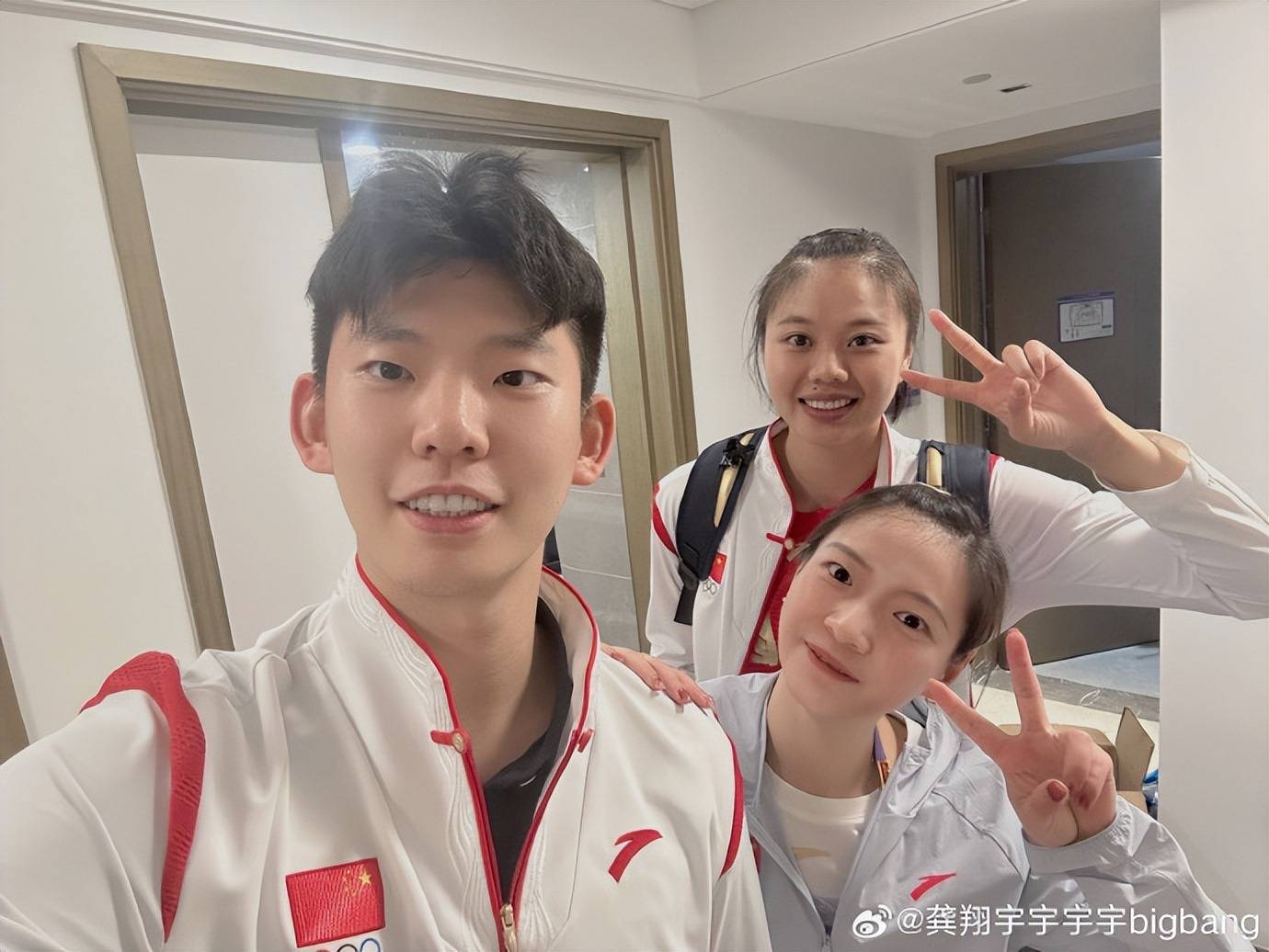 黄雅琼与男友大方秀恩爱,镜头前比心,队友:辰哥不大聪明的样子_刘雨辰