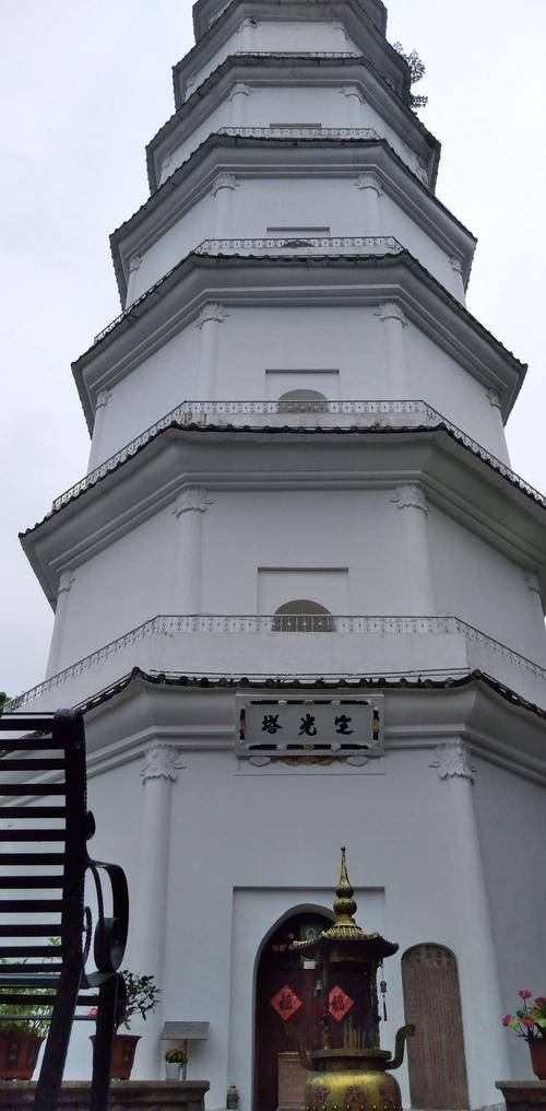 福建一座全身是白色的古塔,高约7层,是福州市的标志性建筑之一_白塔