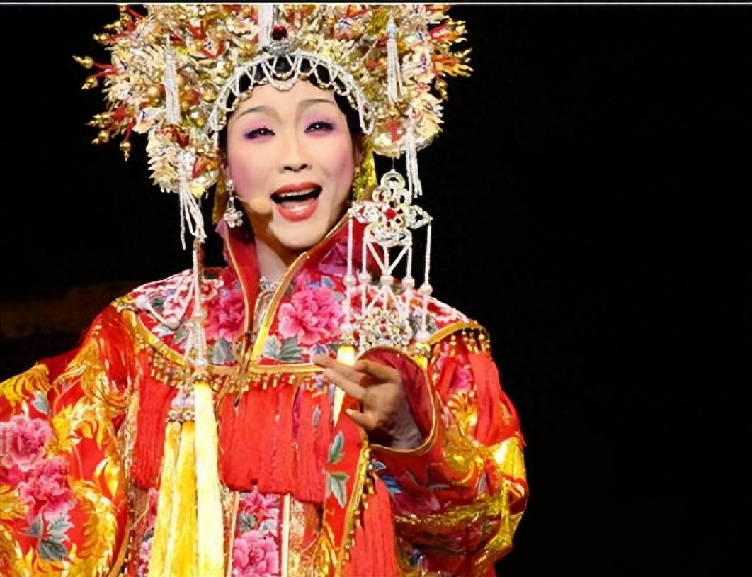 面部浮肿像大婶,四仰八叉睡餐厅,歌手李玉刚怎么混成了这样?