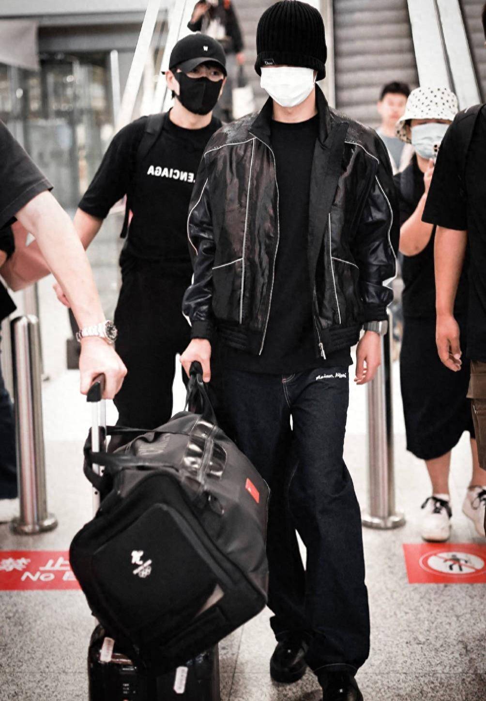 王一博一身黑色酷炫装束前往巴黎,低调现身机场