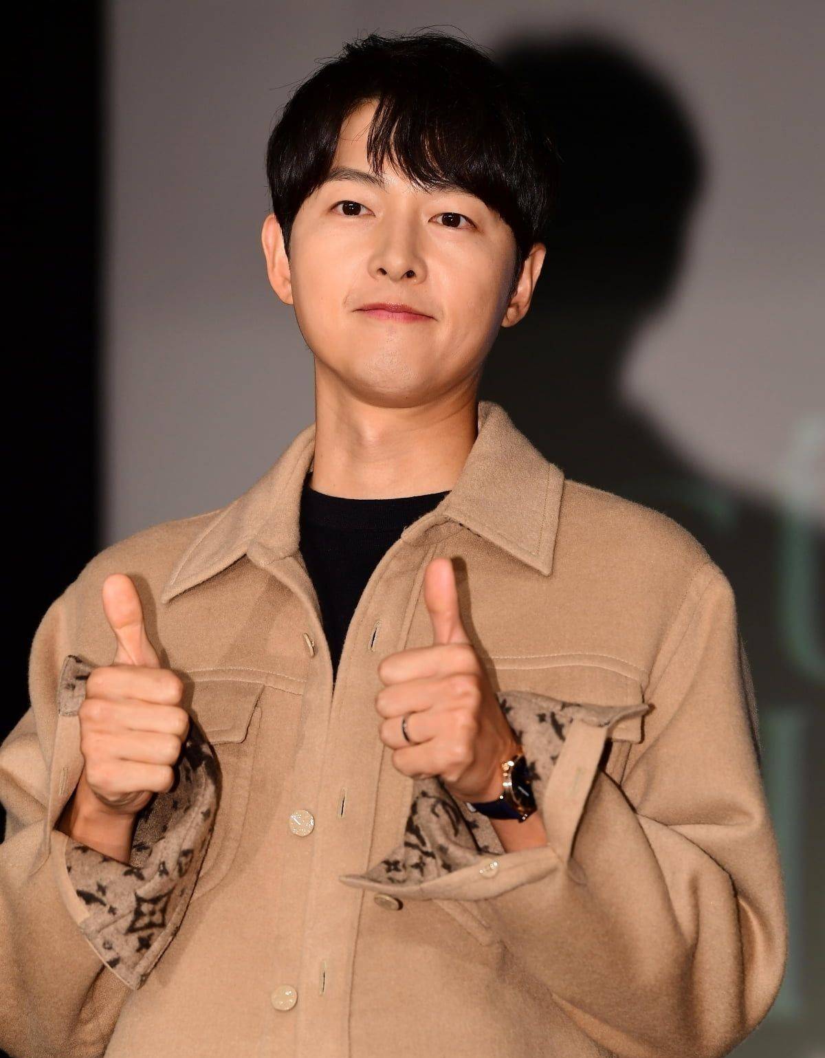 宋仲基在首尔街头被偶遇,锅盖头很土气,皮肤松弛下垂双下巴严重