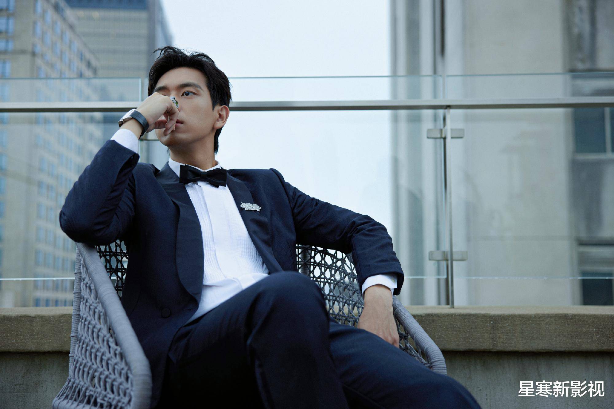 剧照中李现也是有着多套的服装造型,都有着极高的驾驭度,让人非常的