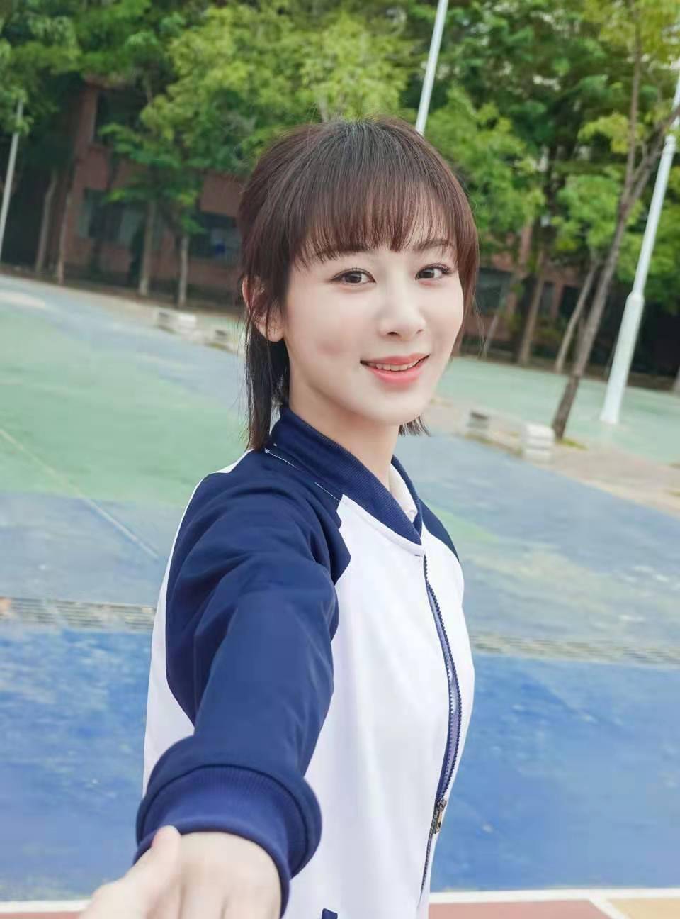 杨紫参加活动脸部未消肿,生图再次撞脸杜华,真的不是亲姐妹?