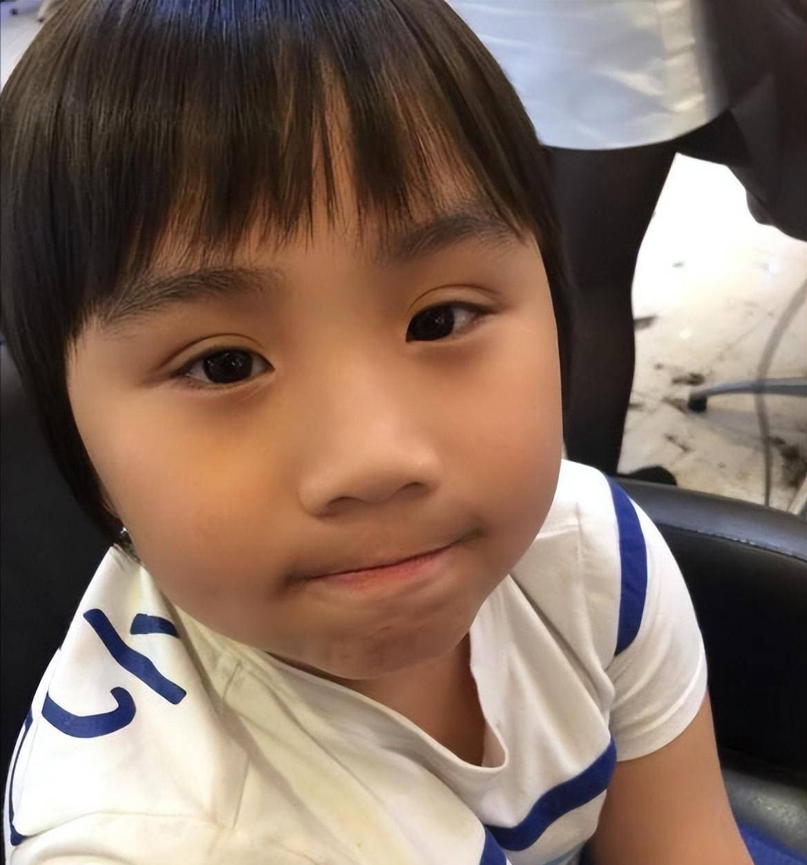 2岁出道年入100万,千万身家被亲爸败光,小小彬现状怎样了?