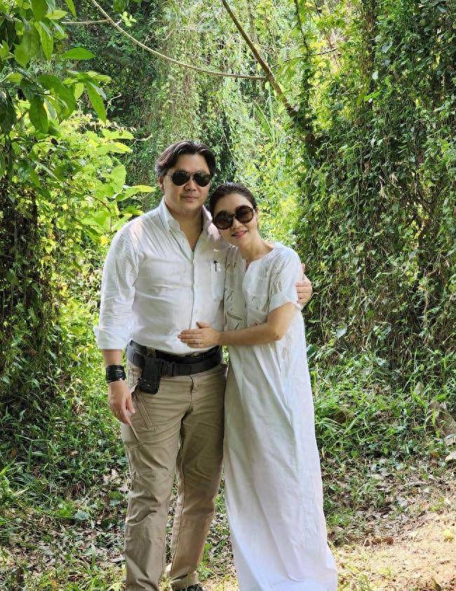 在纽约大学攻读金融和国际商务双学位期间,她结识了同为校友的谢吉人