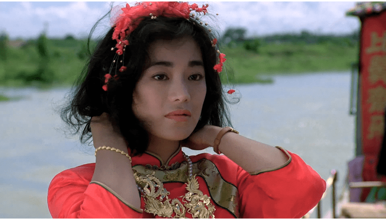 八两金缓缓掏出一个盒子递给乌嘴婆,乌嘴婆打开看,发现是一套打造好的