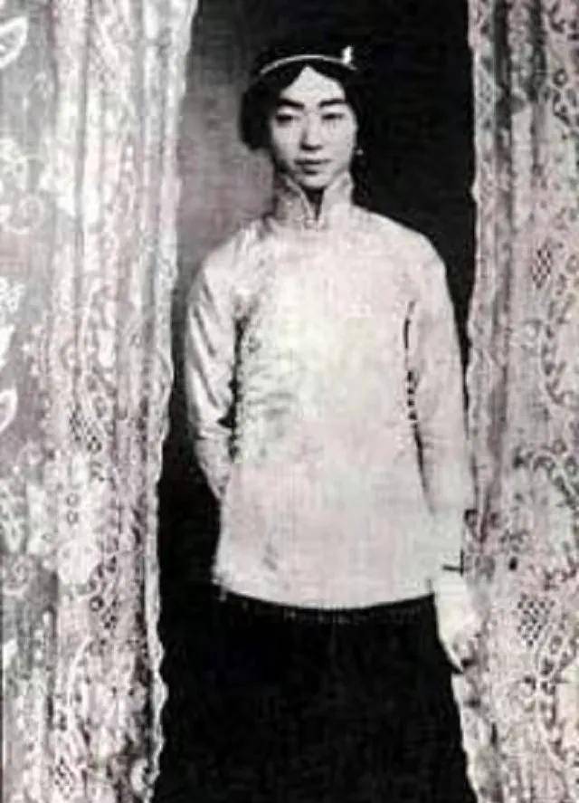 27年恽代英在亡妻墓前,向亡妻四妹求婚:我希望她能和我并肩战斗_沈