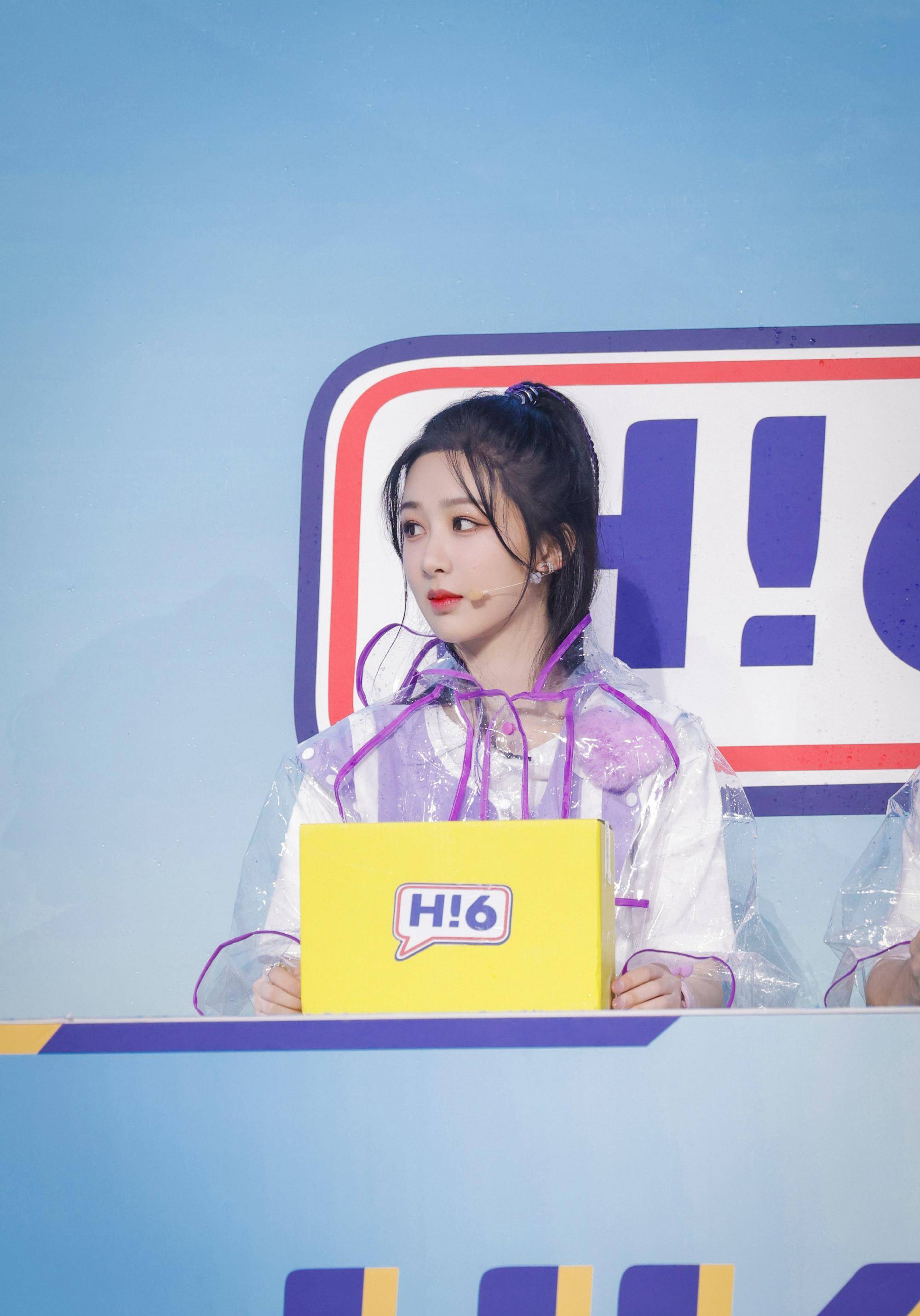 狗仔拍到杨紫低调与闺蜜一起逛街,全程贴贴依偎,关系十分亲昵_乔欣