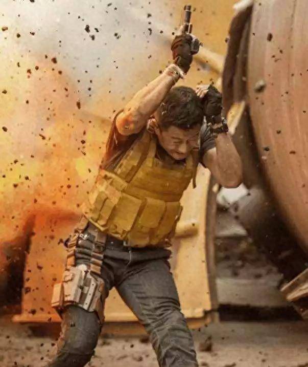 硬汉吴京:全身缝高达100多针不用替身,汶川地震收养2名罗汉娃_谢楠