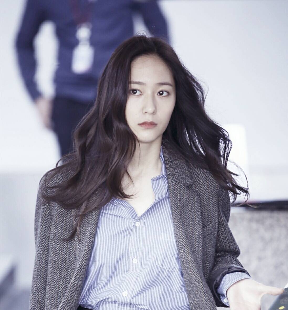 26岁郑秀晶罕见现身,身材前凸后翘性格诱人,发福明显手臂略粗壮_身体