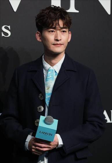 冯小刚痛批某男明星,带八个助理耍大牌,还要求助理跪着伺候_张翰_作品