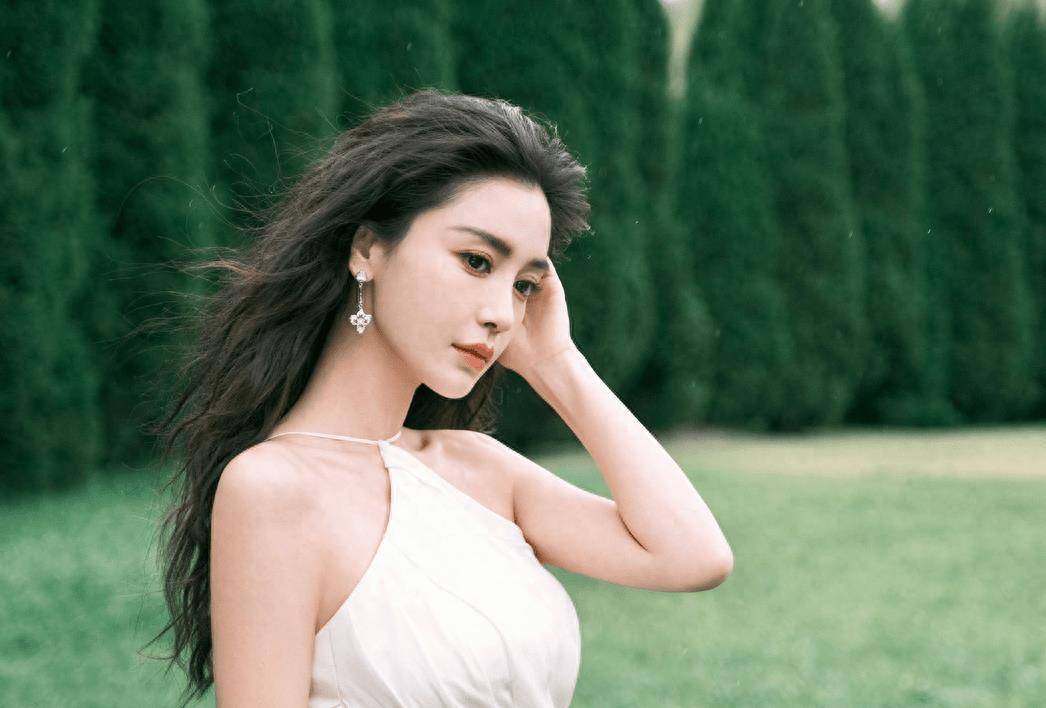 杨颖被曝向黄晓明求助,但圈内好友却保持沉默,资本已找到替代者_疯马
