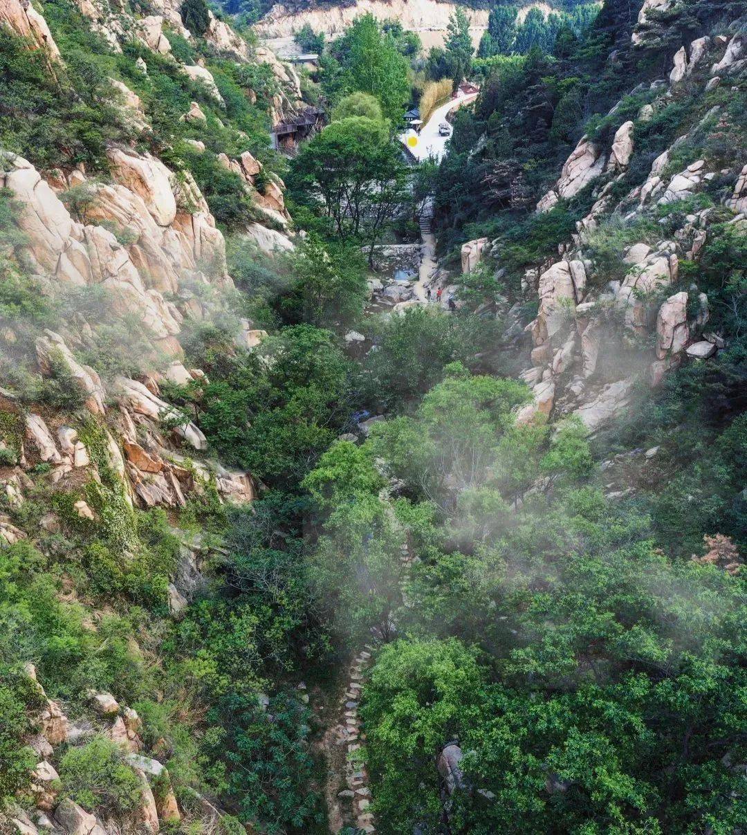 神龙大峡谷距今已有数亿年历史,谷内流水潺潺,清澈见底,鱼儿游,虾儿蹦