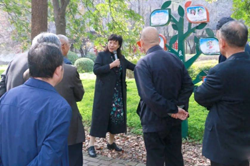 邓州市二高中40余位老教师重回校园欢度重阳佳节_石桂丽_发展_座谈会