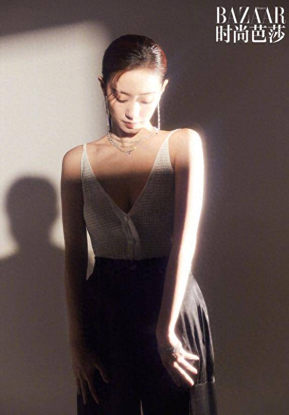 张小斐时尚芭莎大片,穿深v吊带大秀好身材,网友:斐妈真心美