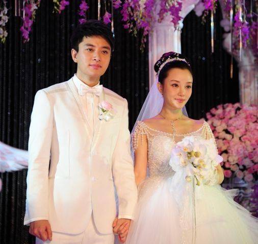 李小璐主动晒与贾乃亮合照!