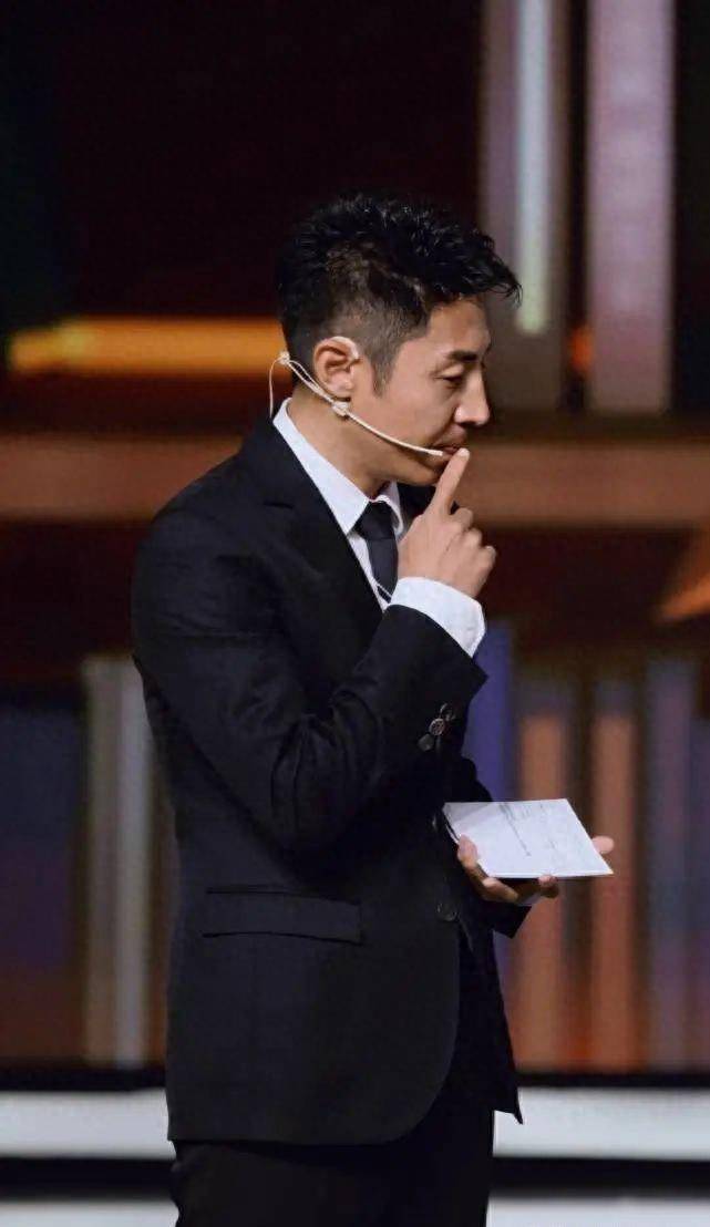 拥有俊朗外形的撒贝宁,异性缘爆棚,龙凤胎罕见亮相,长相不随爹_李白