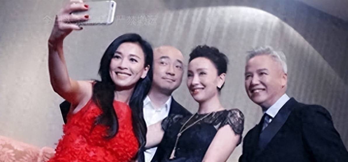 张庭在新加坡被偶遇,头发白了一半,状态不佳,素颜"显老"_故事_时间