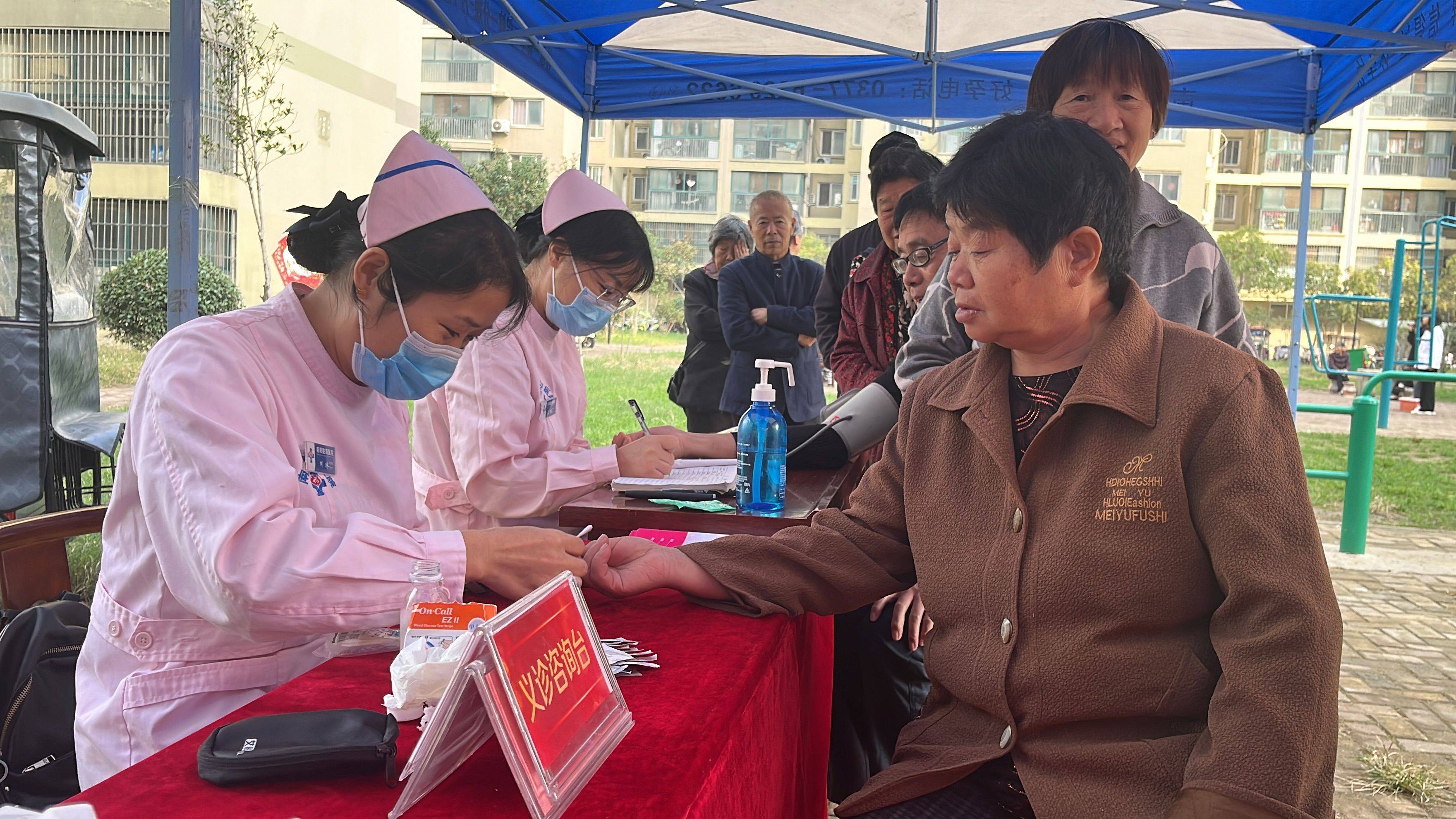 问题,给予专业的指导和诊疗意见,且提供测血糖,血压,b超健康等服务