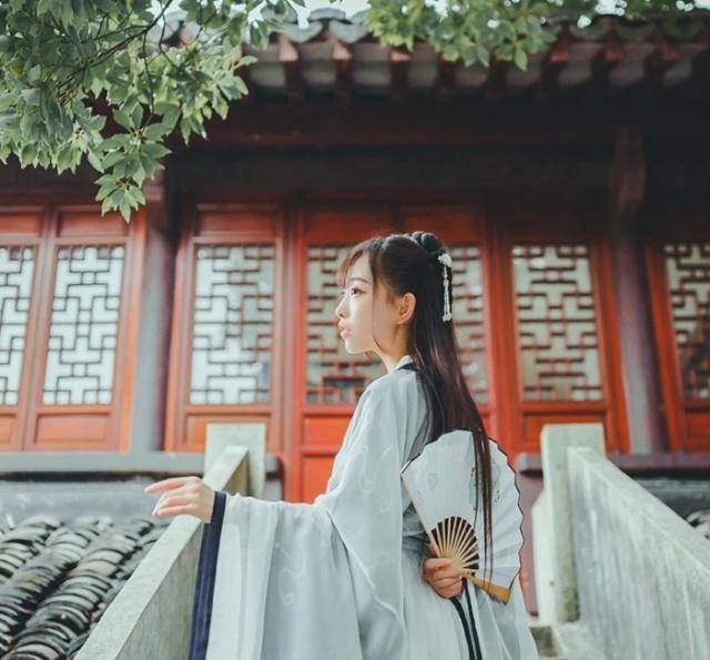 原创            李白最轻狂的一首诗，四句有三句是夸张，无一生僻字，却字字惊人