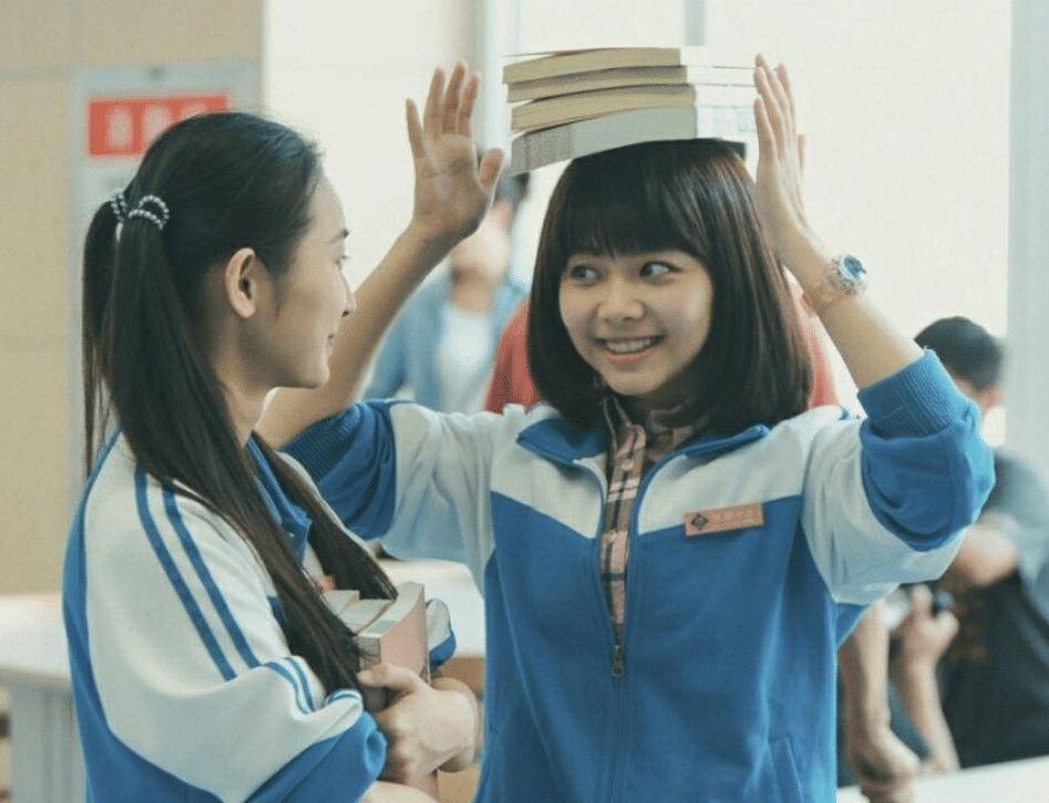 周雨彤龚俊新作官宣剧照,结婚证超抢镜,这对新婚夫妇爱了_剧中