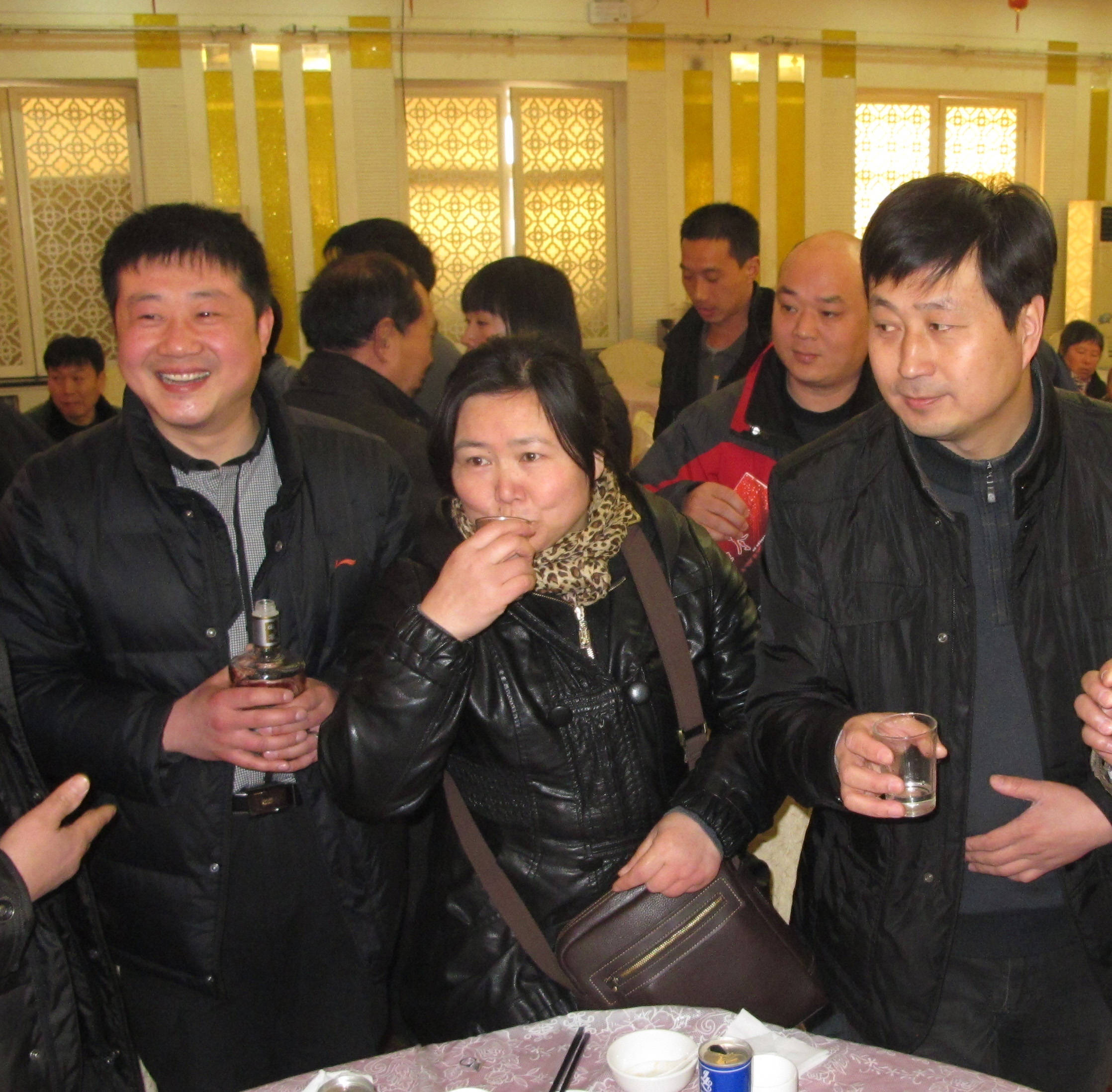 祝寿的弟子们温县体育局宋明军局长(右一)到场祝贺温县张金太副县长亲