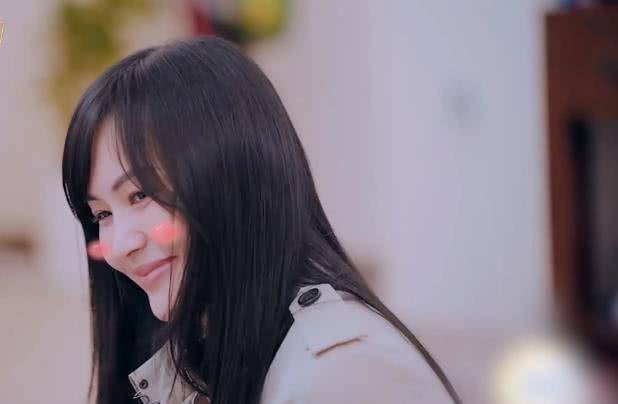 neinei穿裙子忘记并着腿坐,谁注意林丽吟怎么救场?