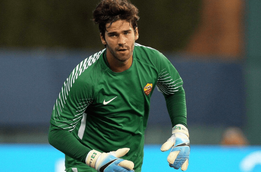 虽然现在门将越来越多地参与进攻,但首要任务还是扑救_阿利森·贝克尔