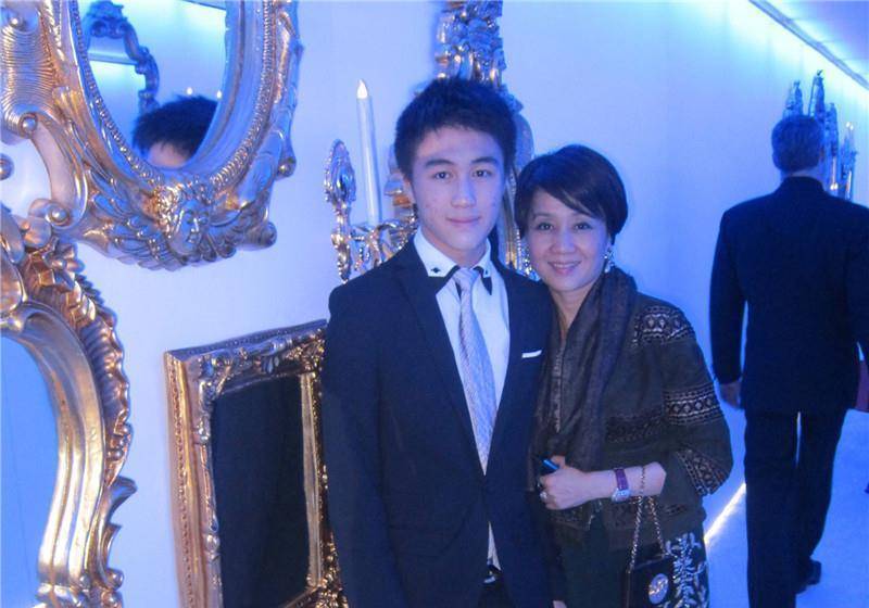 奚梦瑶何猷君与母亲梁安琪同框,三人气场强大,奚梦瑶身高引人注目.