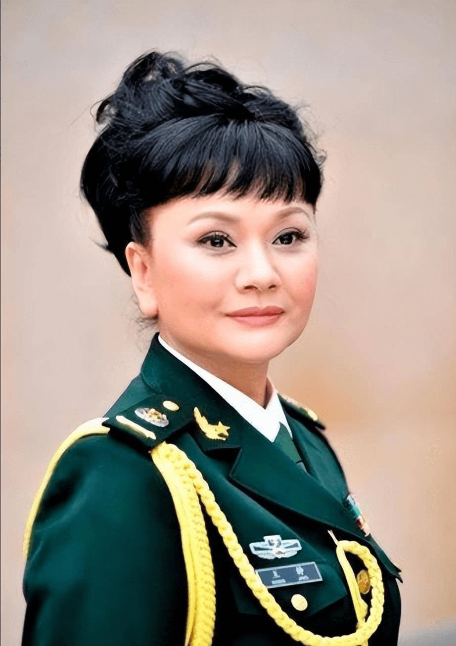 王静是著名女高音歌唱家,国家一级演员,代表作有《屈原》,《刘胡兰》