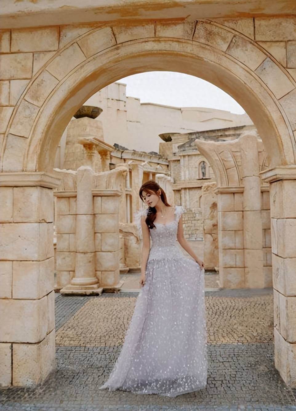 陈妍希亮相澳门,白色纱裙尽显魅力,飘逸身姿和银色耳坠令人陶醉_气质