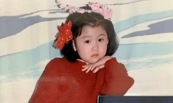 李小萌,1985年出生在天津一个普通的家庭,小时候的她表演欲就特别强