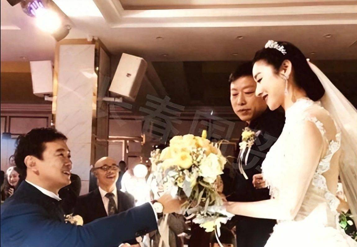 她本有大好前途,举报张艺谋超生,现在销声匿迹了_何珺_张伟平_王晓华