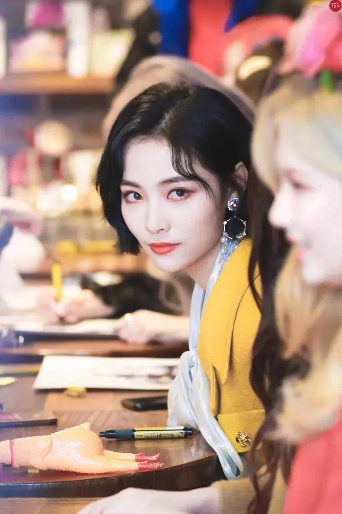 许佳琪参加演出时,突然呼吸困难,表情痛苦呼吸急促让粉丝担忧.