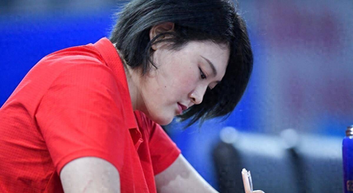 郎平该出手,赖亚文迎难题,王一梅为何成为失信人?