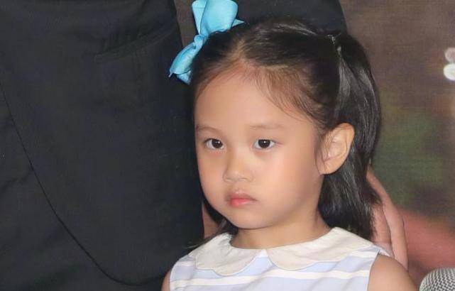 孙俪晒女儿,6岁小花妹妹写不好毛笔字哭了,靠在妈妈身上太软萌_孩子