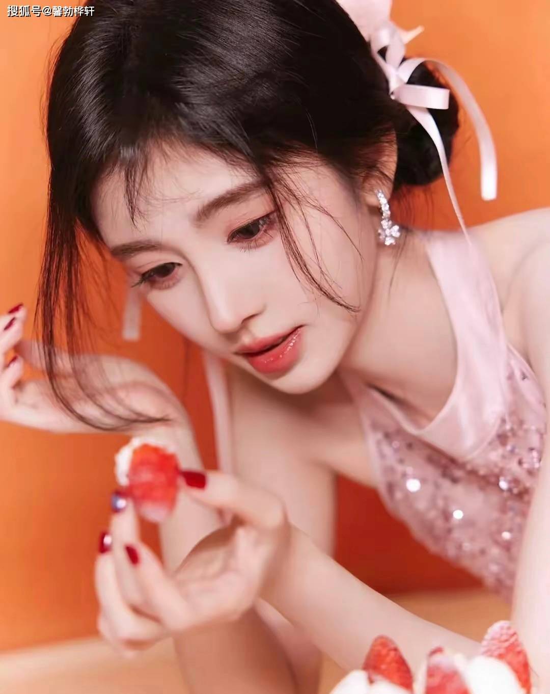鞠婧祎粉色长裙图片