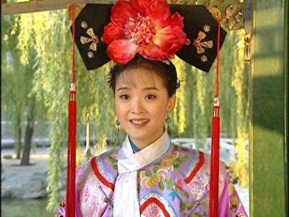 当然,随着这部电视剧爆火的还有数不清的明星,比如大名鼎鼎的小燕子